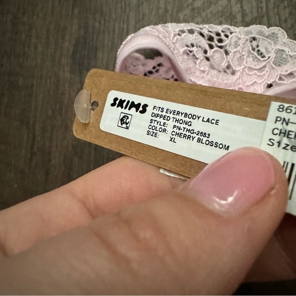 NWT  SKIMS FITS EVERYBODY BABY PINK LACE THONG XL - Picture 4 of 4